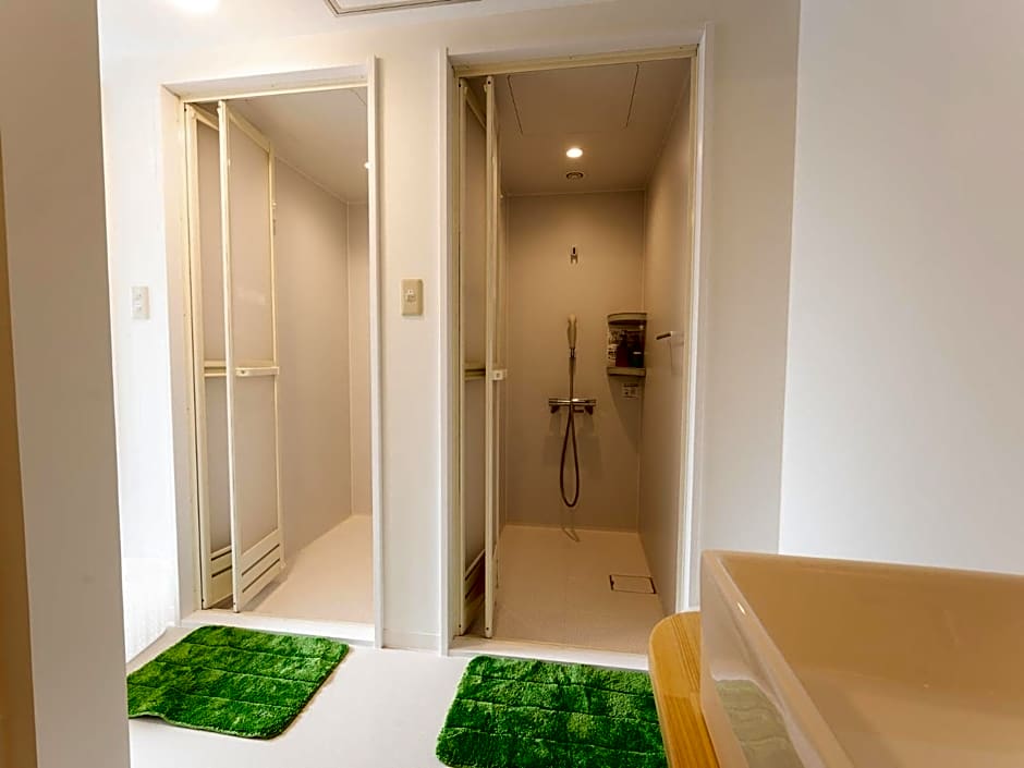 Hütte Jil Shirakabako at 1,400m