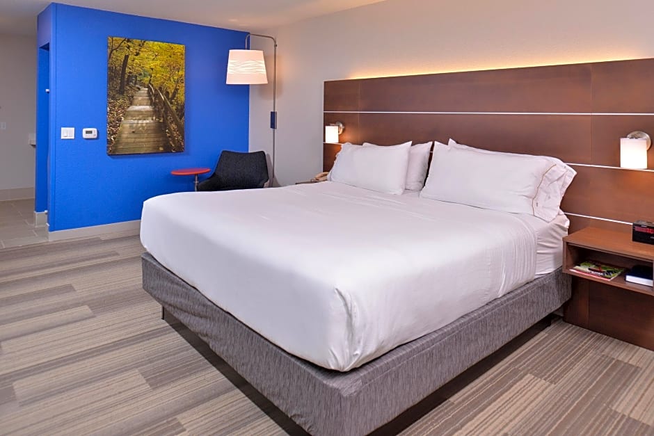 Holiday Inn Express Hotel and Suites Stevens Point, an IHG Hotel