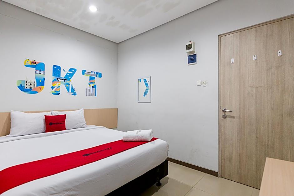 RedDoorz Plus Syariah near Mall Pondok Indah
