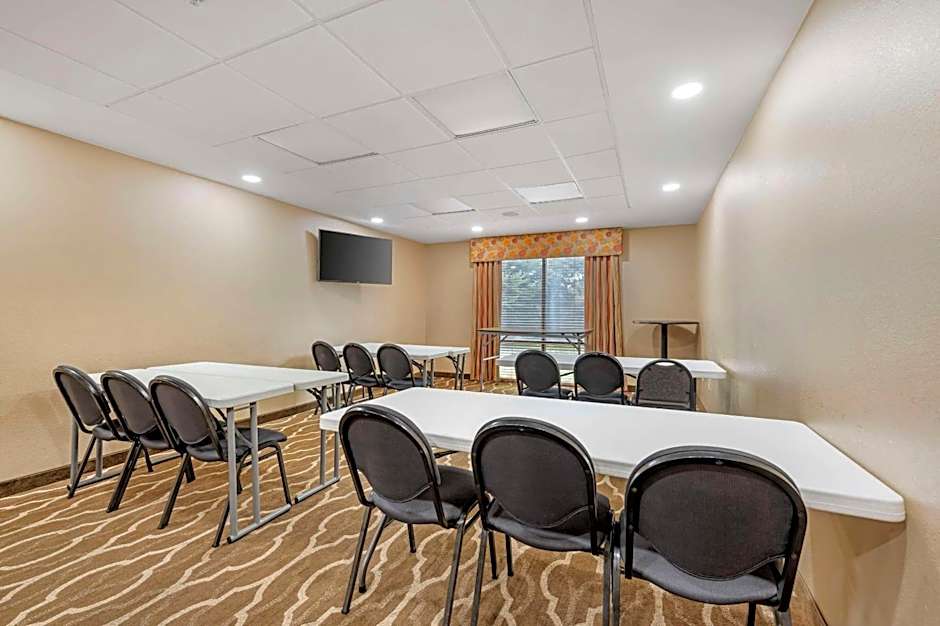 Comfort Suites East Lincoln - Mall Area