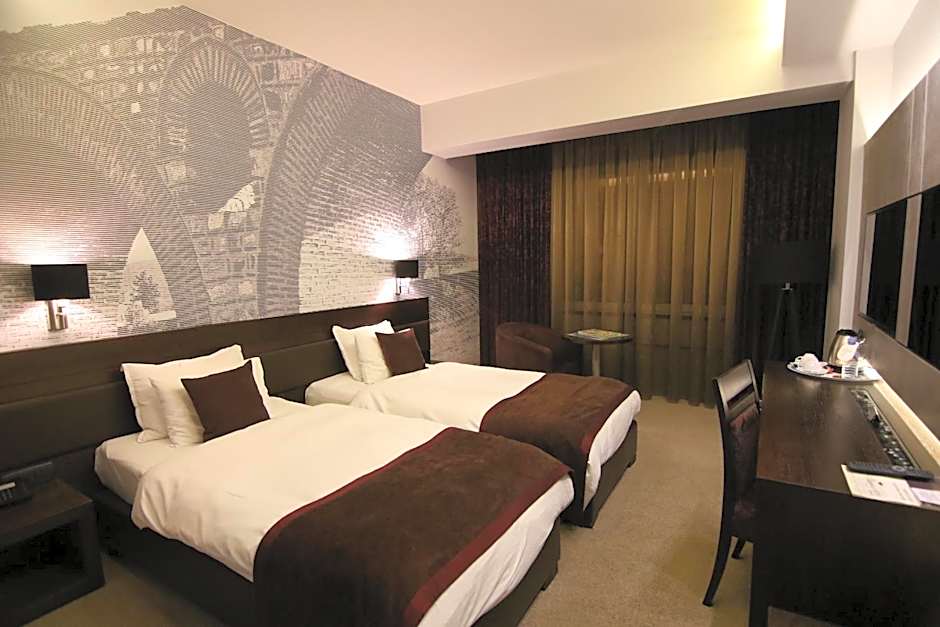 Queen's Hotel - Zebra Centre