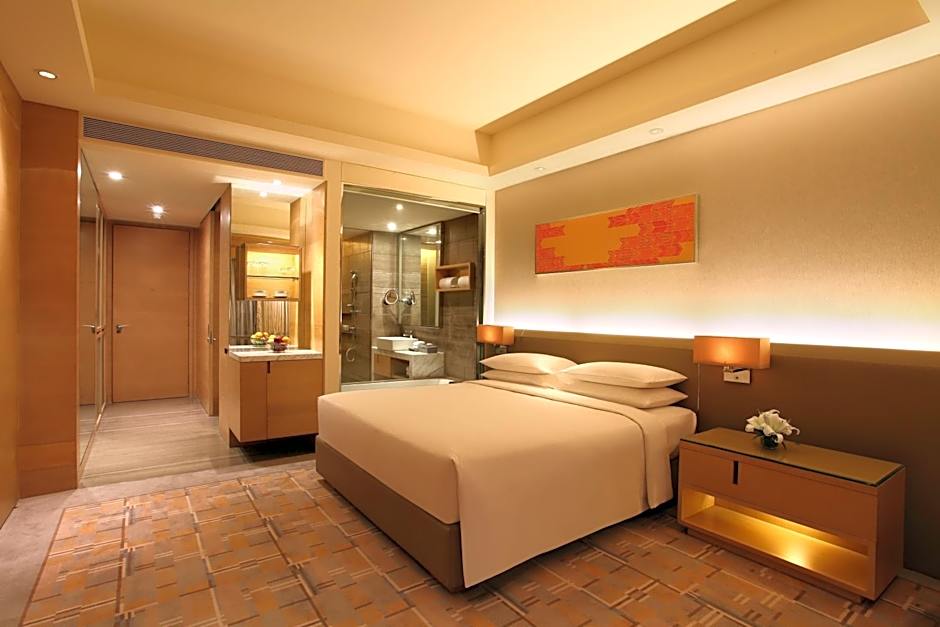 Photo 1 of 6 of 1 King Bed, Bathtub, View