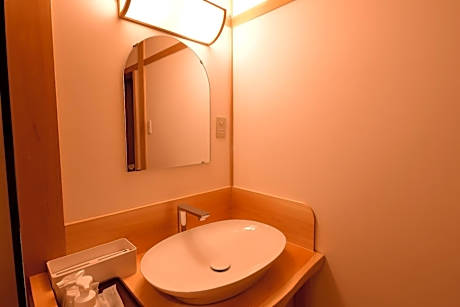 Standard Japanese-Style Family Room with Shared Bathroom