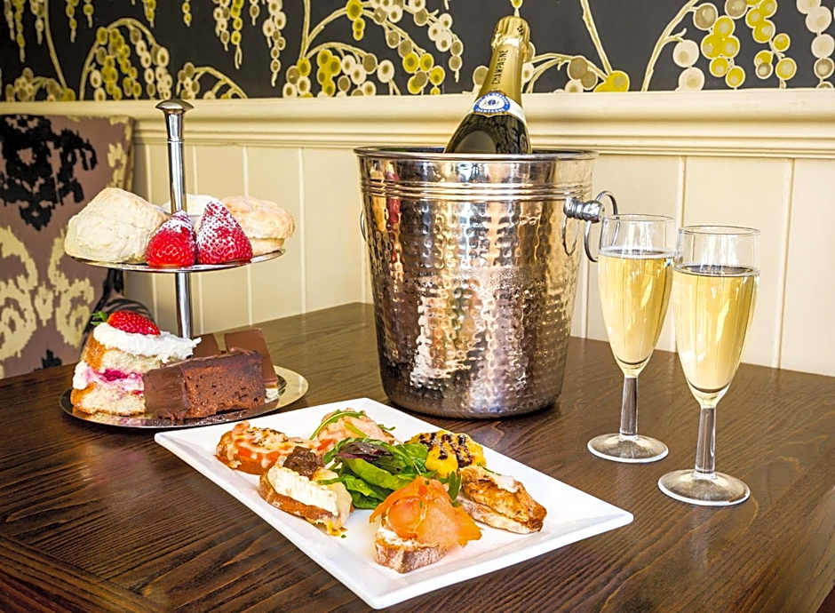 The Lounge Hotel & Bar