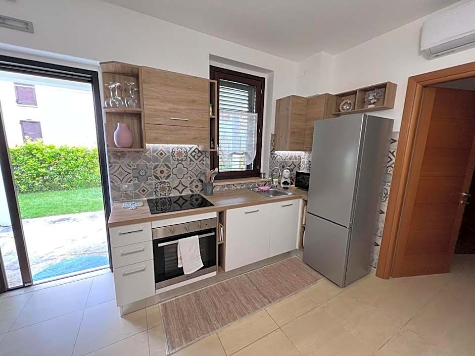 Casa Antia, nuovo bilocale con giardino in Residence con piscina