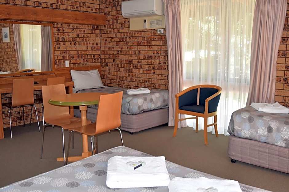 Ten Dollar Town Motel