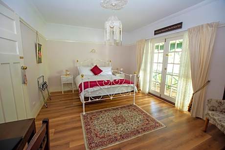 The Summer King Suite with Spa Bath