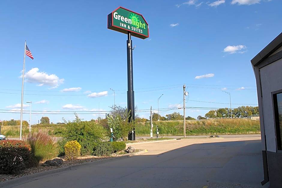 Greenlight Inn & Suites St James