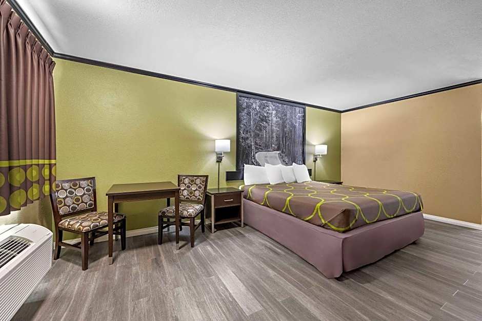 Super 8 by Wyndham Crescent City