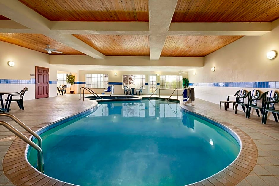 Country Inn & Suites by Radisson, West Bend, WI