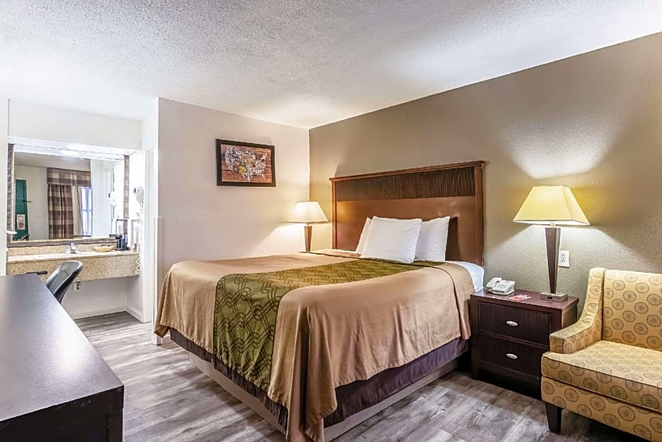 Econo Lodge Inn & Suites Macon