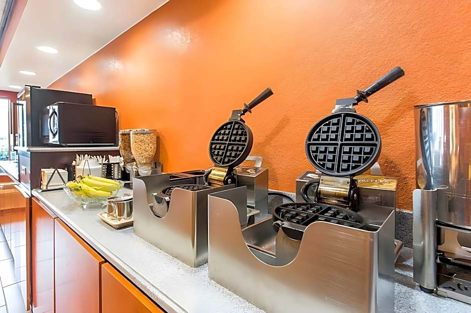 Econo Lodge Inn & Suites Airport