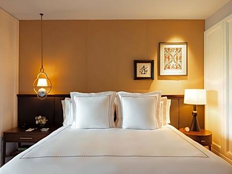 Premier Lakeview Suite