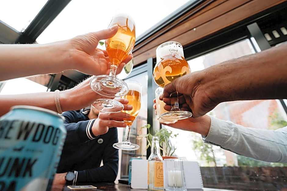 Long John's Pub & Hotel