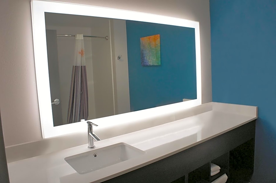 La Quinta Inn & Suites by Wyndham Oklahoma City Airport