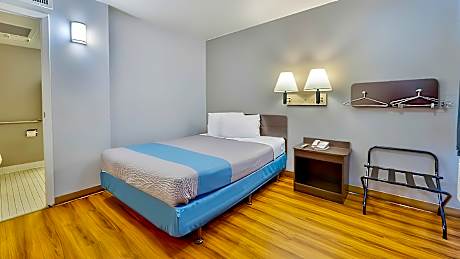 1 QUEEN BED |