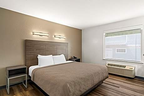 Large King Suite - Non Smoking