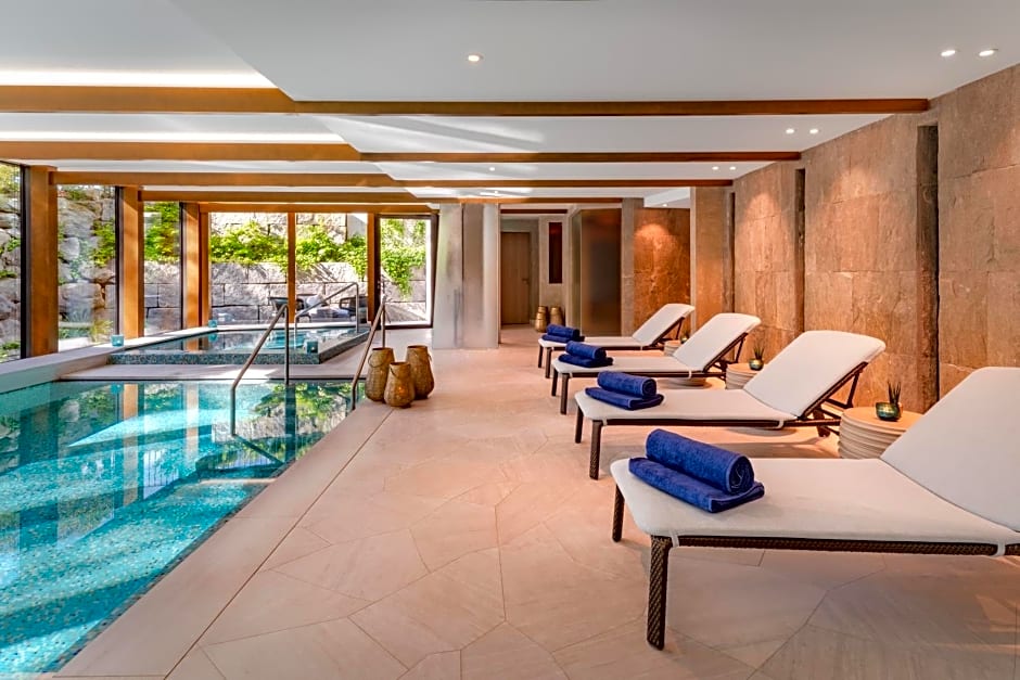 Superior East Wing Rooms by FIVE Zurich