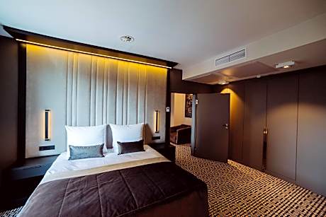 Suite with Hot Tub