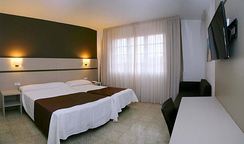 Photo 1 of 4 of Triple Room