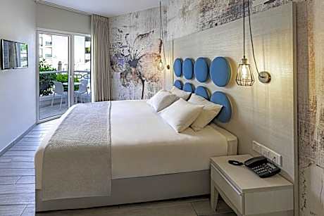 Deluxe Superior Pool View Room