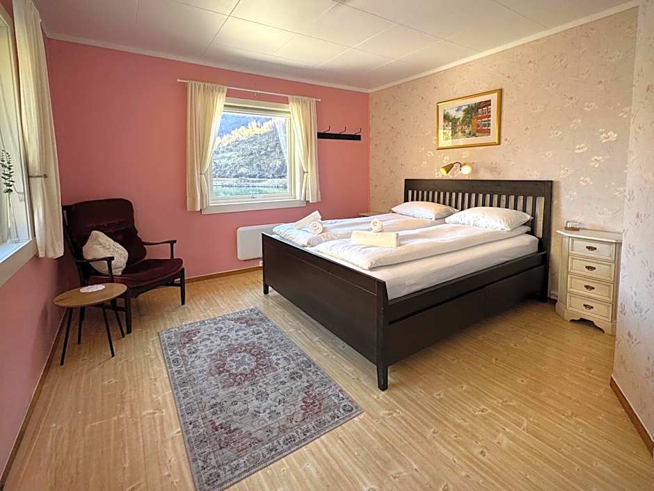 Svingen Guesthouse - Panoramic Fjord Views in Flåm