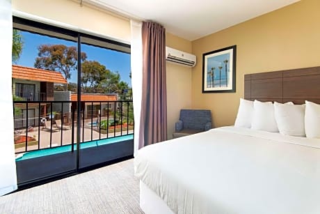 1 King Bed, Pool View