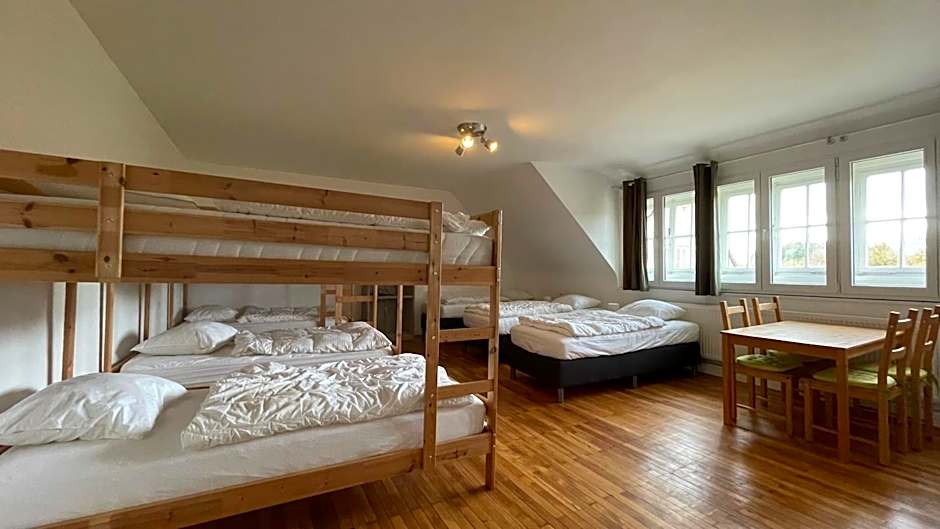 Foto 1 daripada 4 — Mixed Dormitory Room