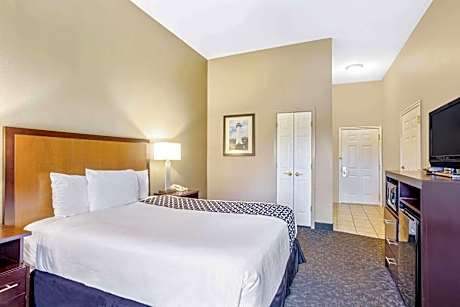 1 Queen Bed, Mobility/Hearing Impaired Accessible Room, Lake View, Non-Smoking
