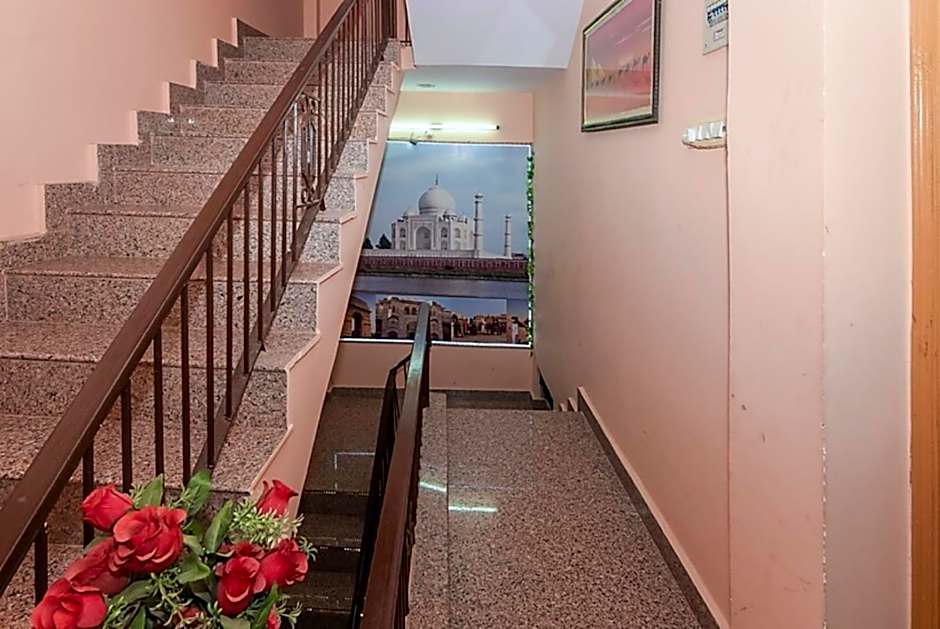 Goroomgo D S Stay Varanasi - 2km From Gadowlia