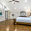 Modern 4BR Penthouse in Downtown by Hosteeva