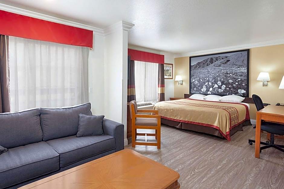 Super 8 by Wyndham Santa Clarita/Valencia