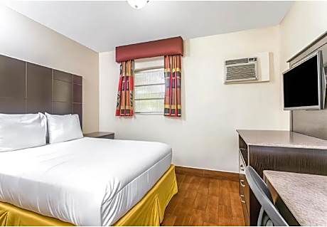 1 Queen Bed Suite Nonsmoking