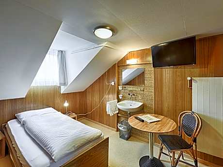 Single Room with Shared Bathroom