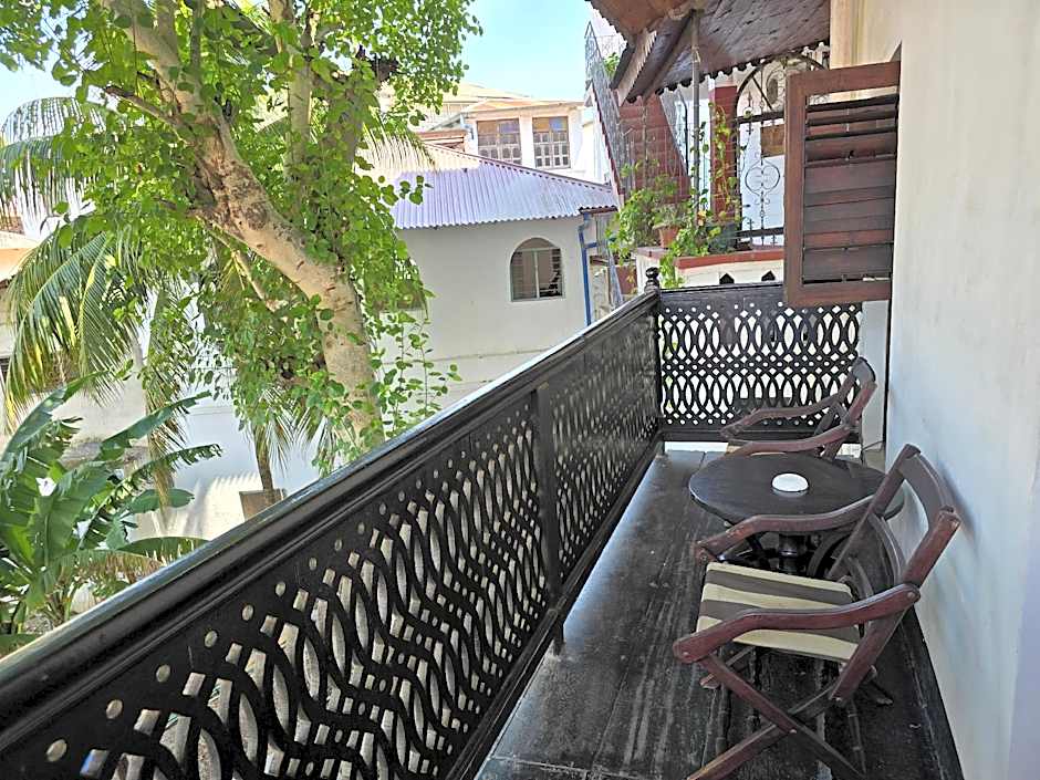 Dhow Palace Hotel