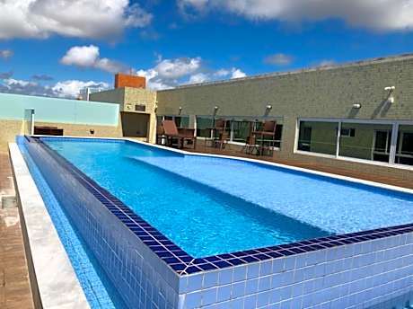 Confortável Flat com piscina de borda infinita na cobertura