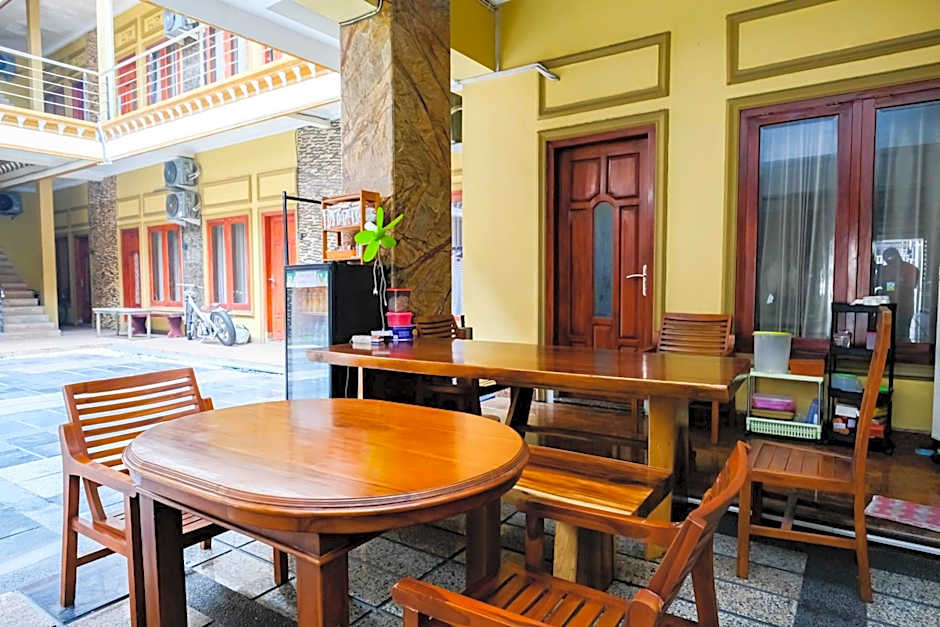 RedDoorz at Kutisari 2 Surabaya