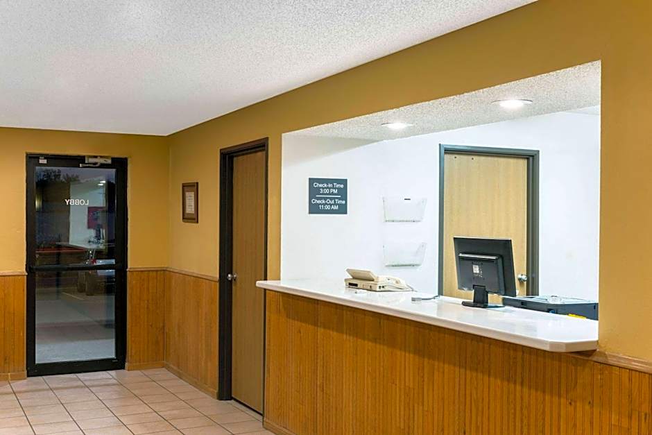 Super 8 by Wyndham Warrenton