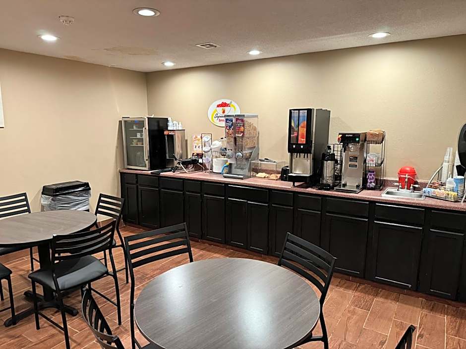 Super 8 by Wyndham Winfield-Quail Ridge Area