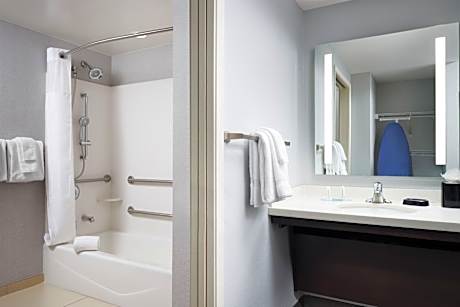 One-Bedroom Queen Suite with Sofa Bed and Adapted Tub - Mobility Accessible