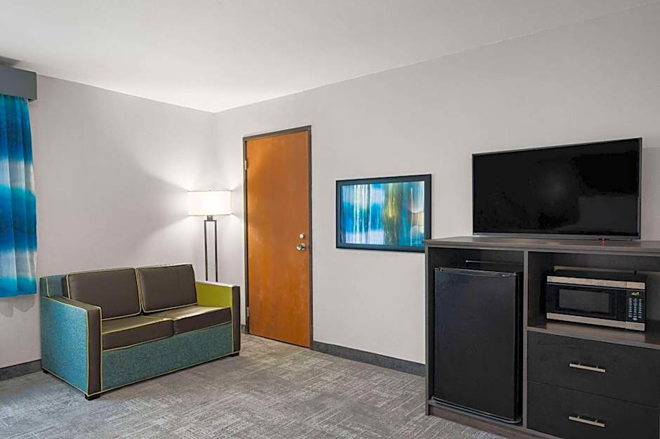 La Quinta Inn & Suites by Wyndham Indianapolis Airport Executive
