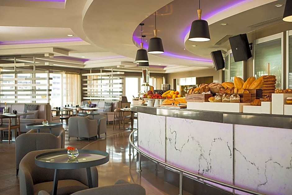 Renaissance by Marriott Izmir Hotel
