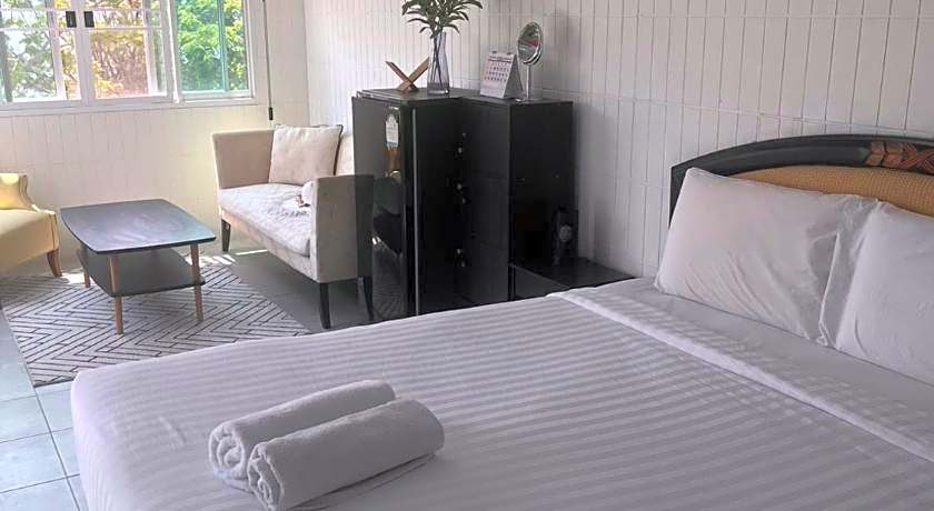 Beachfront Hotel Cha Am