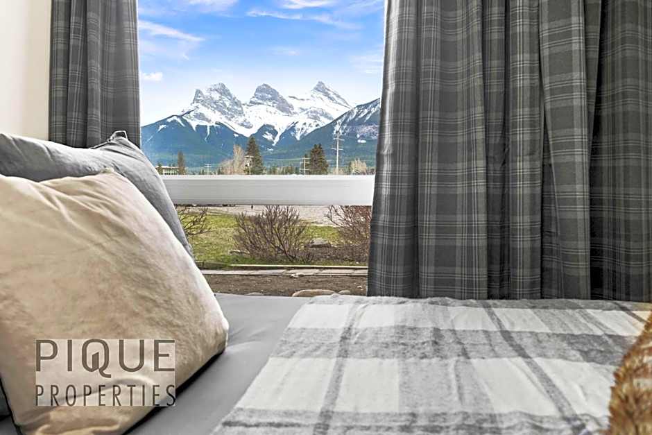 Mountain Haven Retreat, Pool & Hot Tub, UG Parking, Fitness Centre, WiFi!