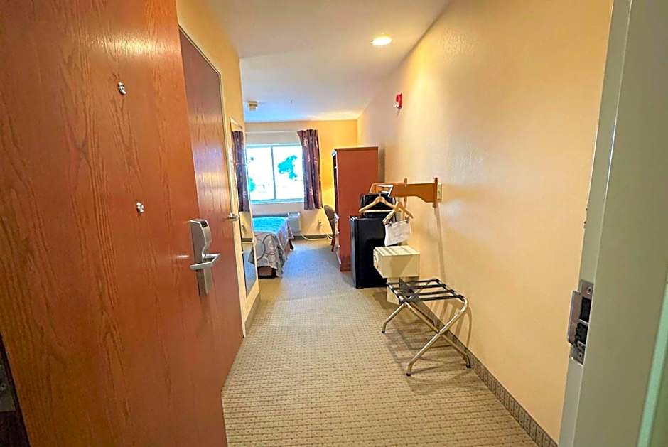 Super 8 by Wyndham Topeka at Forbes Landing