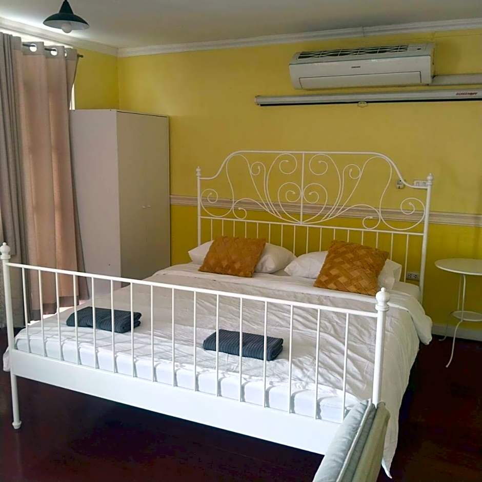 Aran Colonial House & Cafe Ngamwongwan