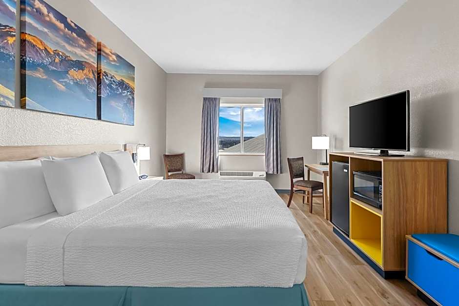 Days Inn & Suites by Wyndham Castle Rock