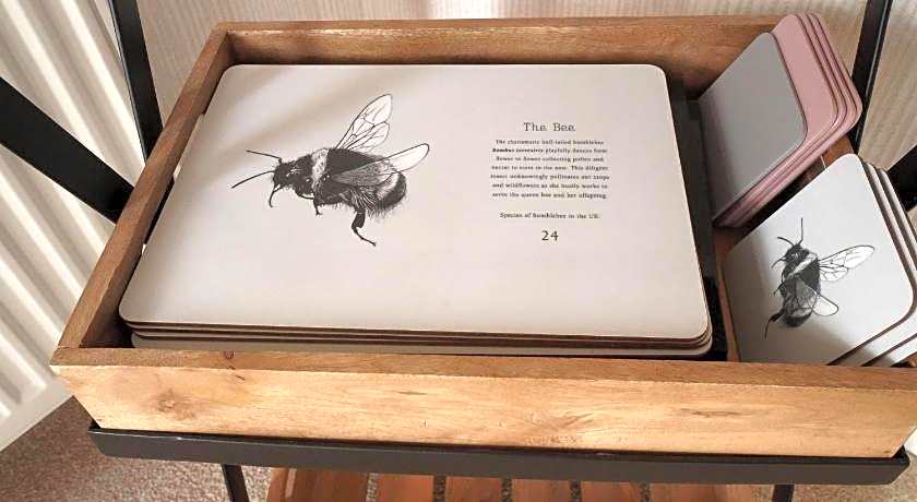 Hollicarrs - Bumblebee Lodge