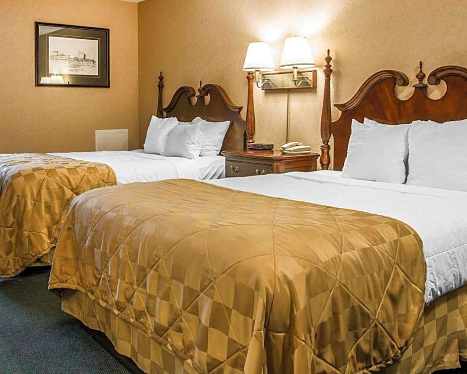 Clarion Hotel Mackinaw City Beachfront