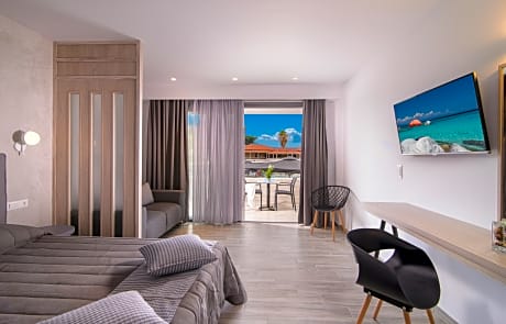Deluxe Family	Room